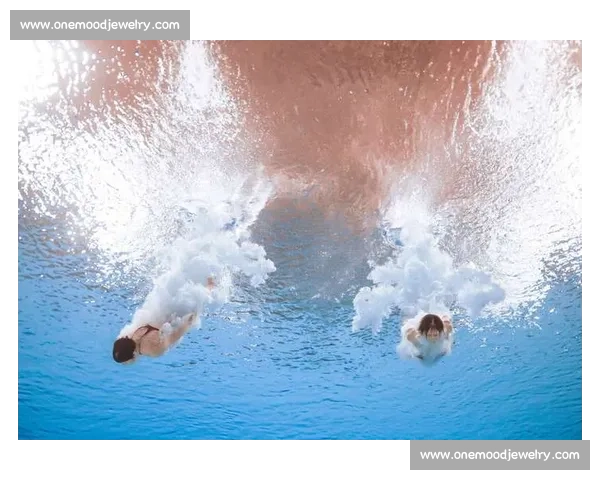 中国男子跳水赛场激烈角逐 选手精彩表现引爆全场掌声 中国男子跳水赛场激烈角逐 选手精彩表现引爆全场掌声